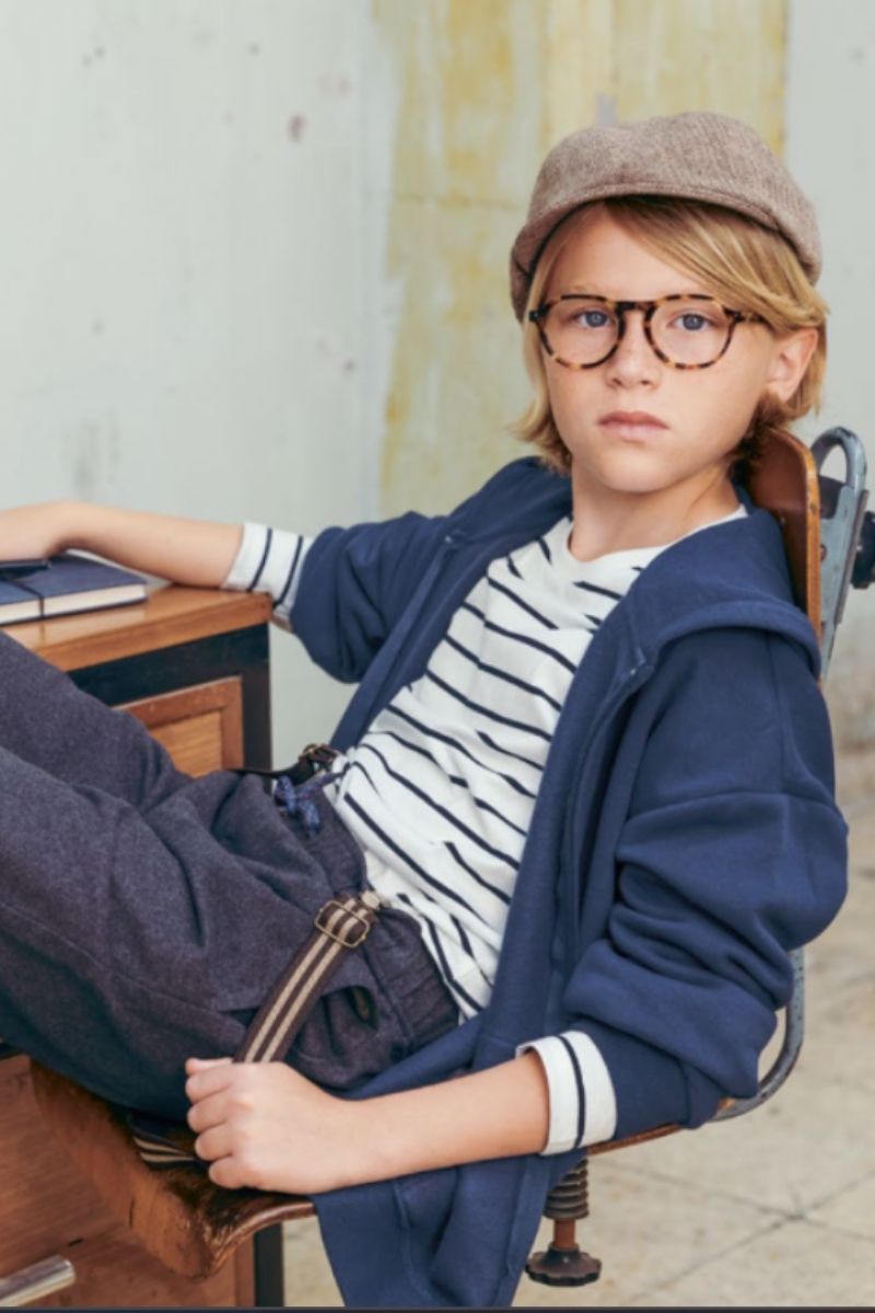 Junge mit Kinderbrille von Very French Gangsters bei Brillen Schneider in München – passend zum Thema Kinderoptometrie, Sehtest für Kinder und gutes Sehen zum Schulstart.