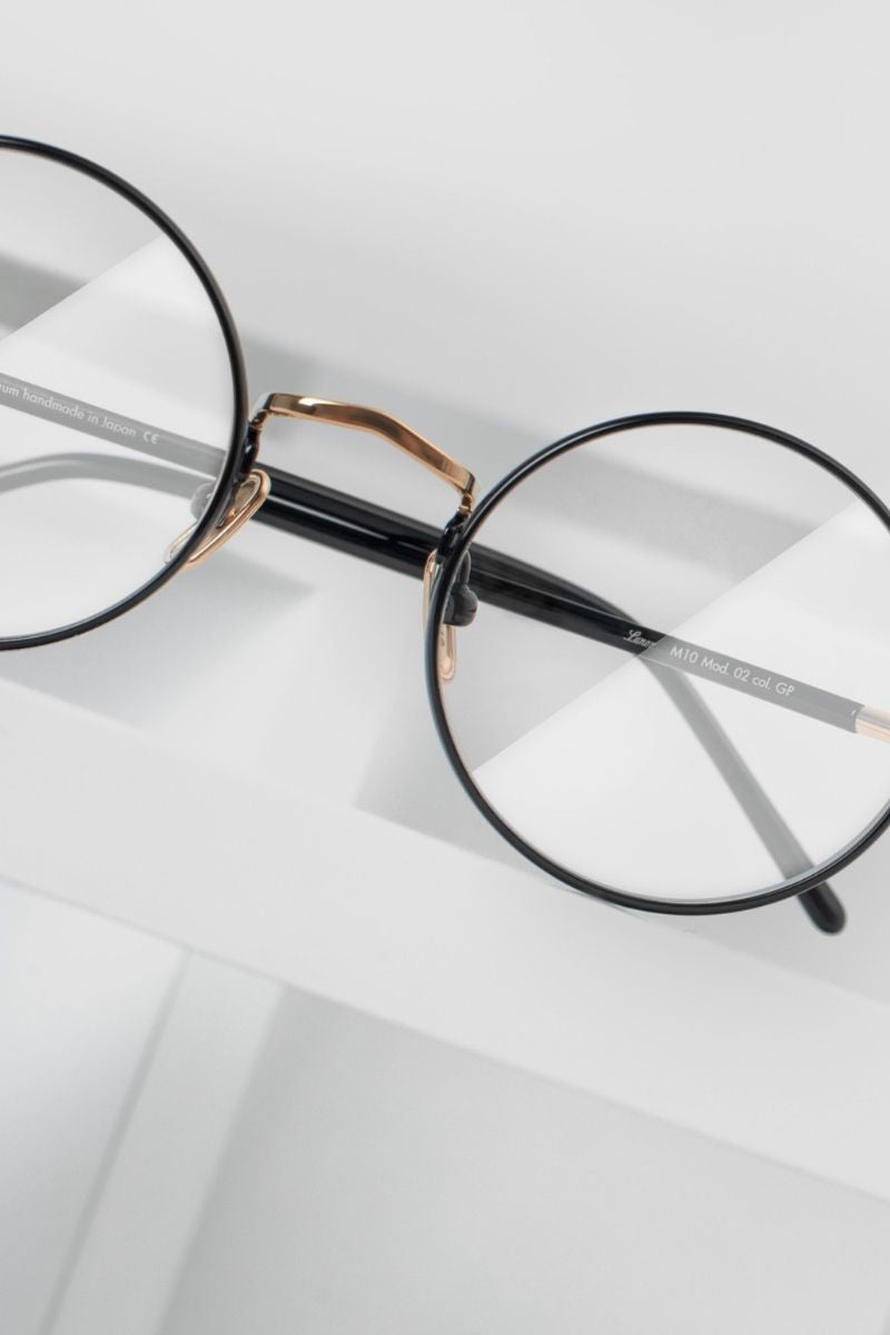 Detailansicht der Lunor Titan-Kollektion – feines Titan und Acetat, fotografiert bei Brillen Schneider München