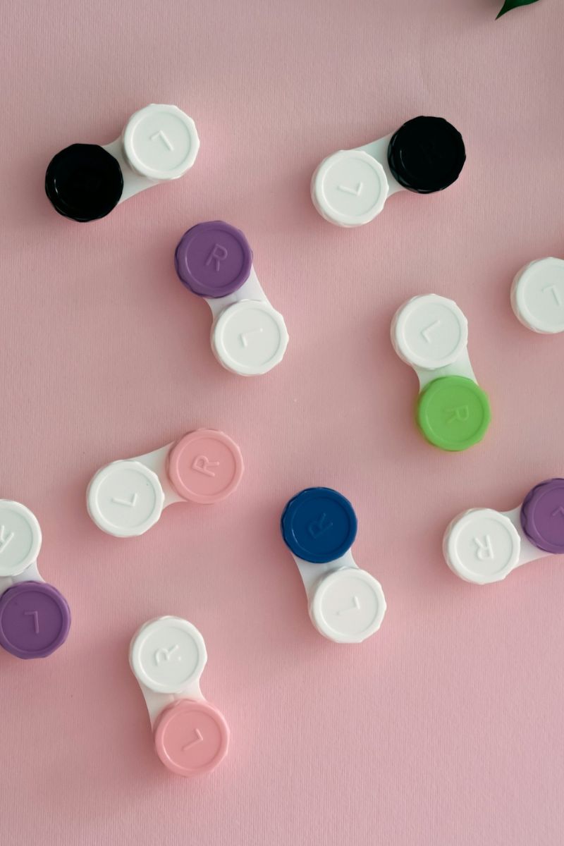 Kontaktlinsenanpassung bei Brillen Schneider in München – präzise Messung durch Kontaktlinsen-Spezialist.