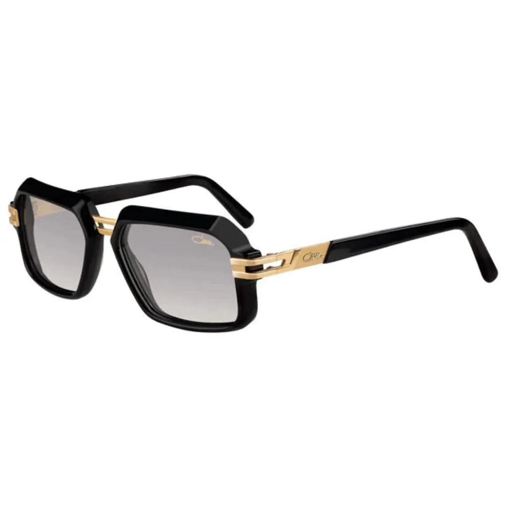 Detailaufnahme der Cazal Eyewear Brille Modell 6004/3, die einen edlen, kontrastreichen Look mit einem glänzenden schwarzen Rahmen und goldenen Scharnieren zeigt. Jetzt bei Brillen Schneider, Ihrem Optik- und Augenoptiker in München