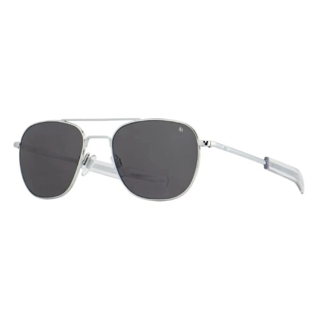 Detailaufnahme der Sonnenbrille AO Pilot in Silber von American Optical, klassische Pilotenform mit kratzfesten Gläsern, jetzt bei Brillen Schneider, Ihrem Augenoptiker in München.