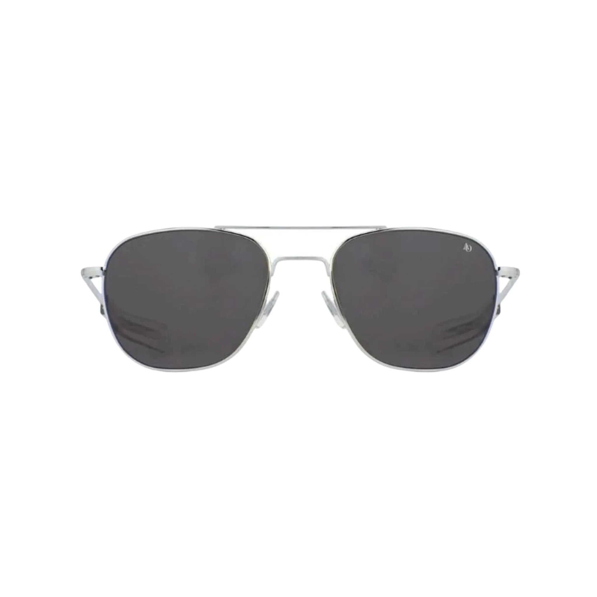 Die Sonnenbrille AO Pilot in Silber von American Optical, ikonisches Design und hervorragender Tragekomfort, erhältlich bei Brillen Schneider, Ihrem Augenoptiker in München.