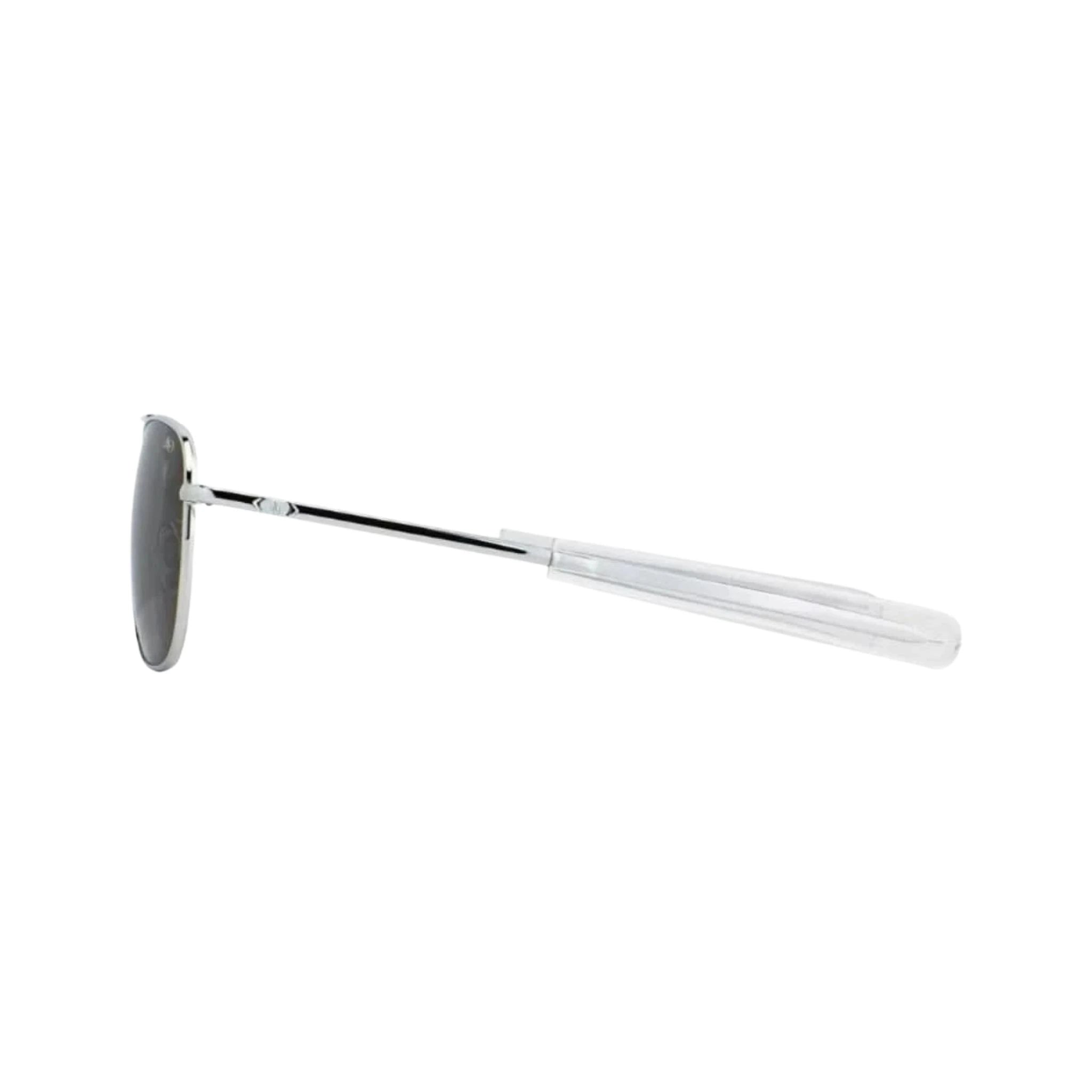 Die Sonnenbrille AO Pilot von American Optical, legendären silbernen Design, hergestellt in den USA, erhältlich bei Brillen Schneider, Ihrem Augenoptiker in München.