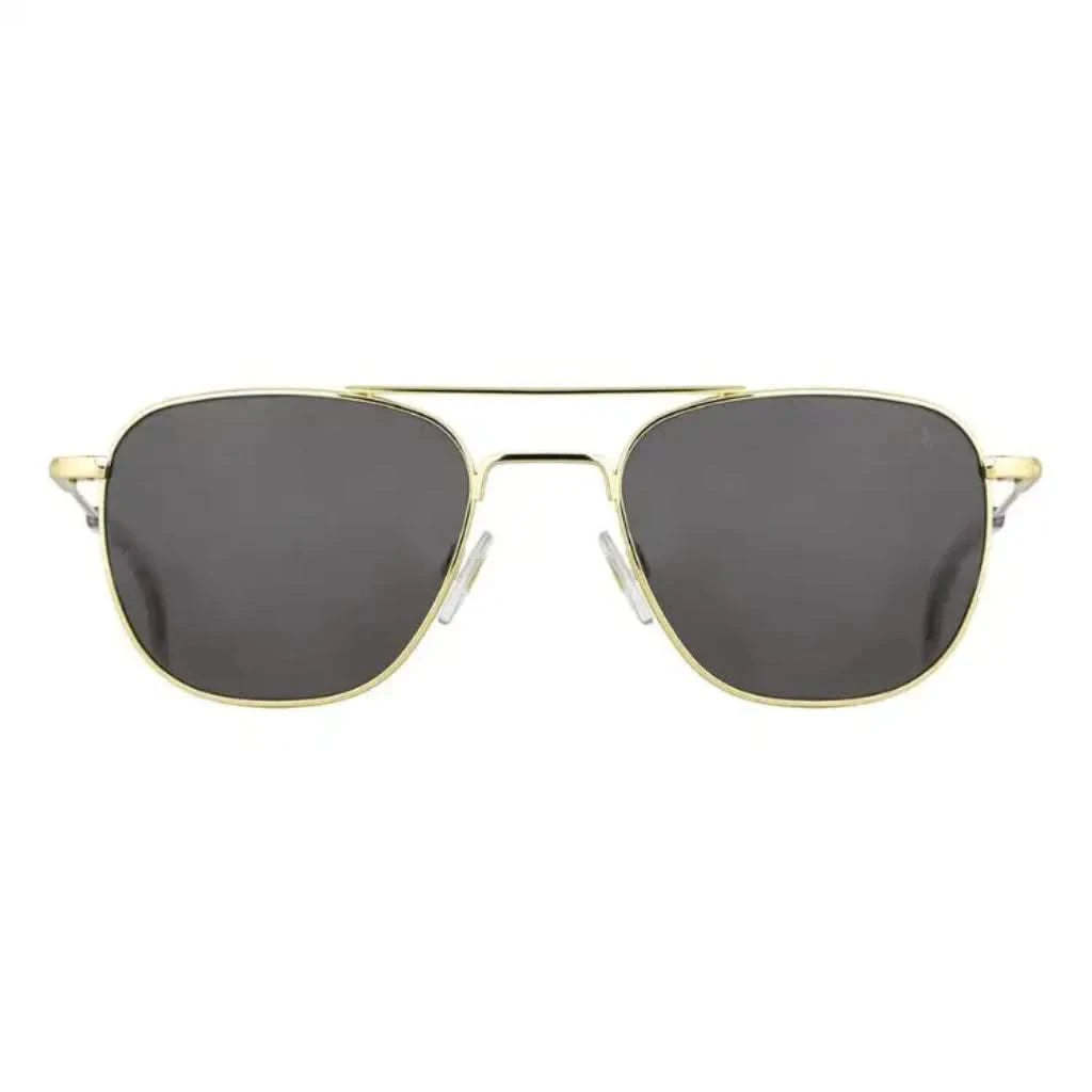 Die Sonnenbrille AO Pilot in Gold von American Optical, legendäres Design und exzellenter Tragekomfort, jetzt erhältlich bei Brillen Schneider, Ihrem Augenoptiker in München mit individueller Beratung.