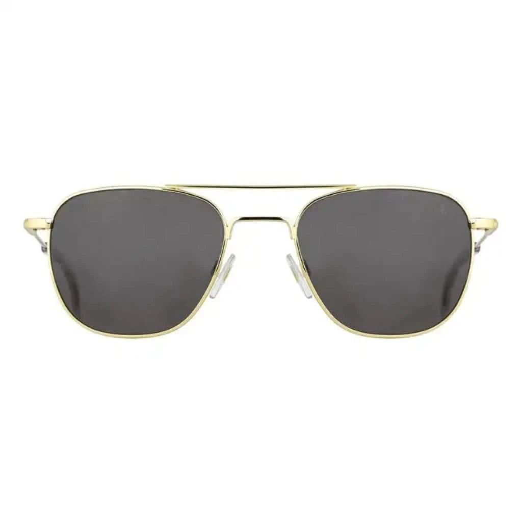 Die Sonnenbrille AO Pilot in Gold von American Optical, legendäres Design und exzellenter Tragekomfort, jetzt erhältlich bei Brillen Schneider, Ihrem Augenoptiker in München mit individueller Beratung.