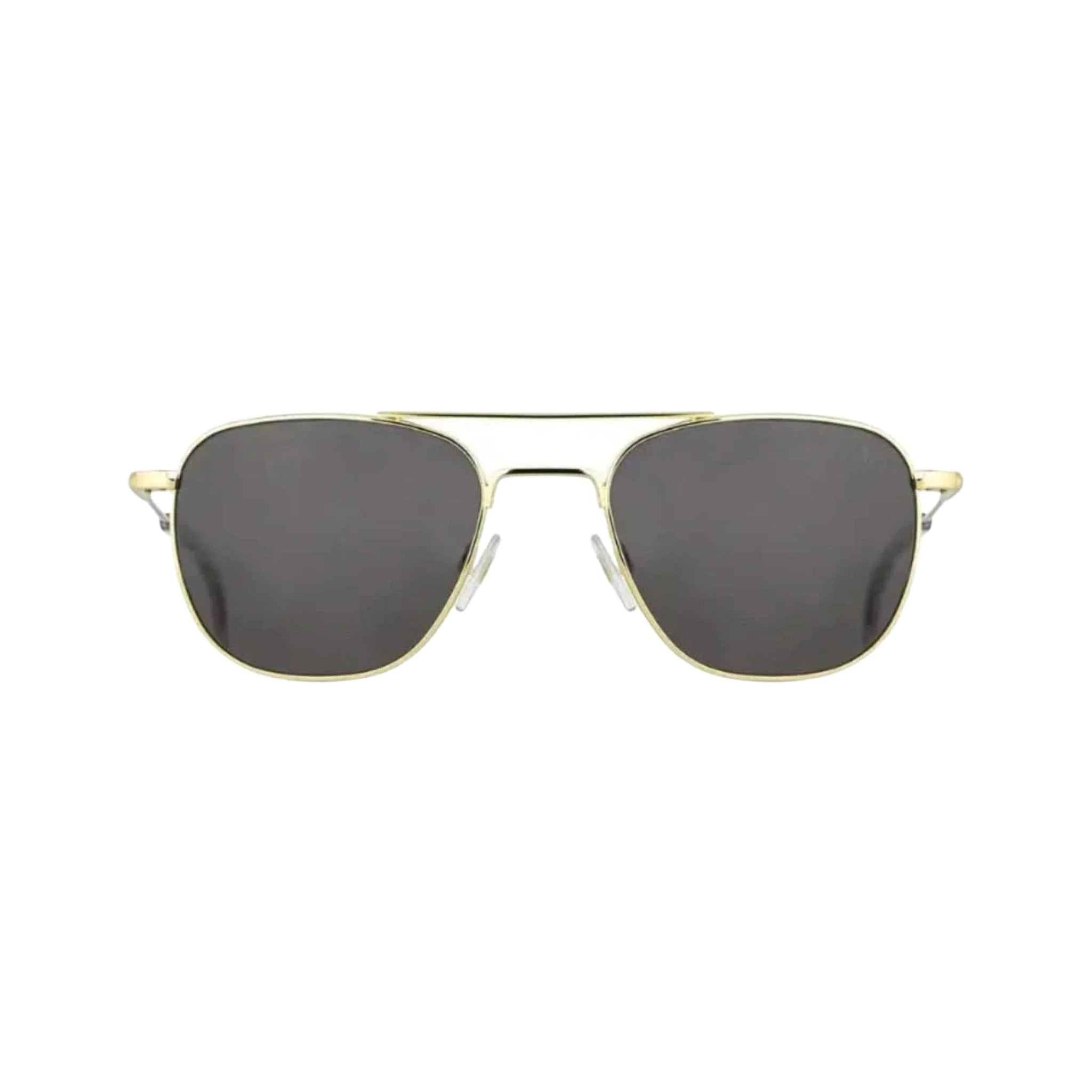 Die Sonnenbrille AO Pilot in Gold von American Optical, legendäres Design und exzellenter Tragekomfort, jetzt erhältlich bei Brillen Schneider, Ihrem Augenoptiker in München mit individueller Beratung.