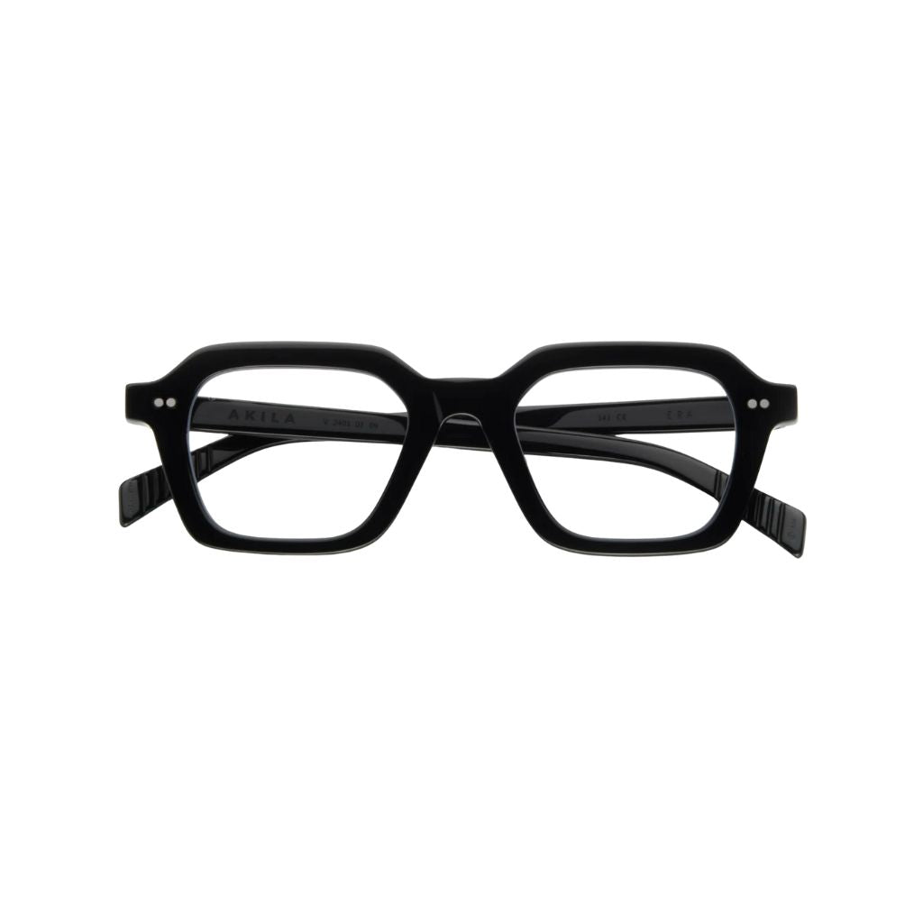Frontansicht der AKILA Era 01 in Schwarz bei Optik Bartholomä in München – kantige Unisex-Fassung aus tiefschwarzem Bio-Acetat im minimalistischen Design.