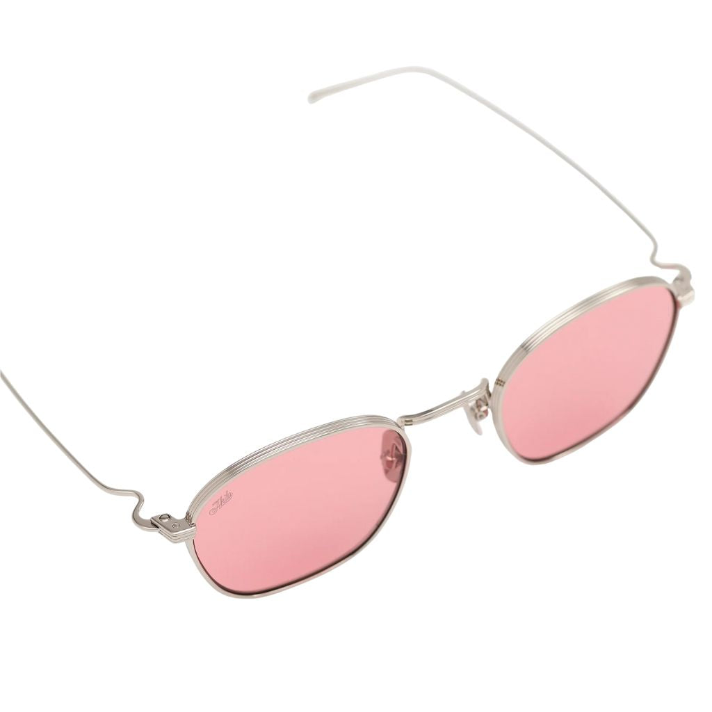 Detailansicht der AKILA Osiris Silver / Rose bei Optik Bartholomä in München – feines Edelstahl-Finish, dezente Scharniere und zarte Rosé-Tönung.