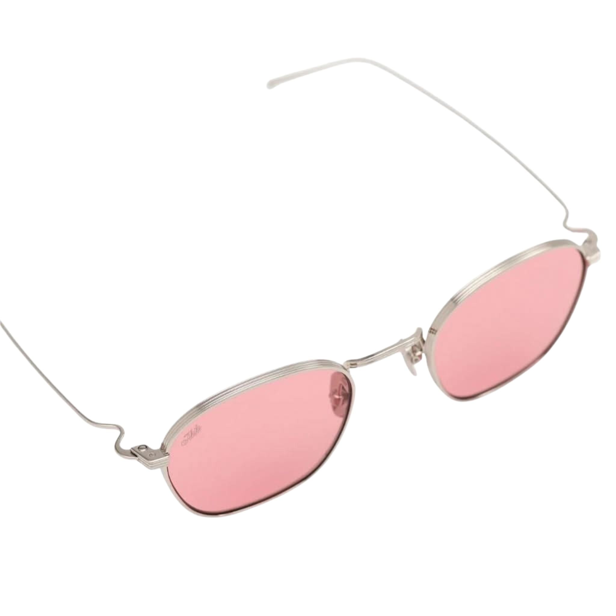Detailansicht der AKILA Osiris Silver / Rose bei Optik Bartholomä in München – feines Edelstahl-Finish, dezente Scharniere und zarte Rosé-Tönung.
