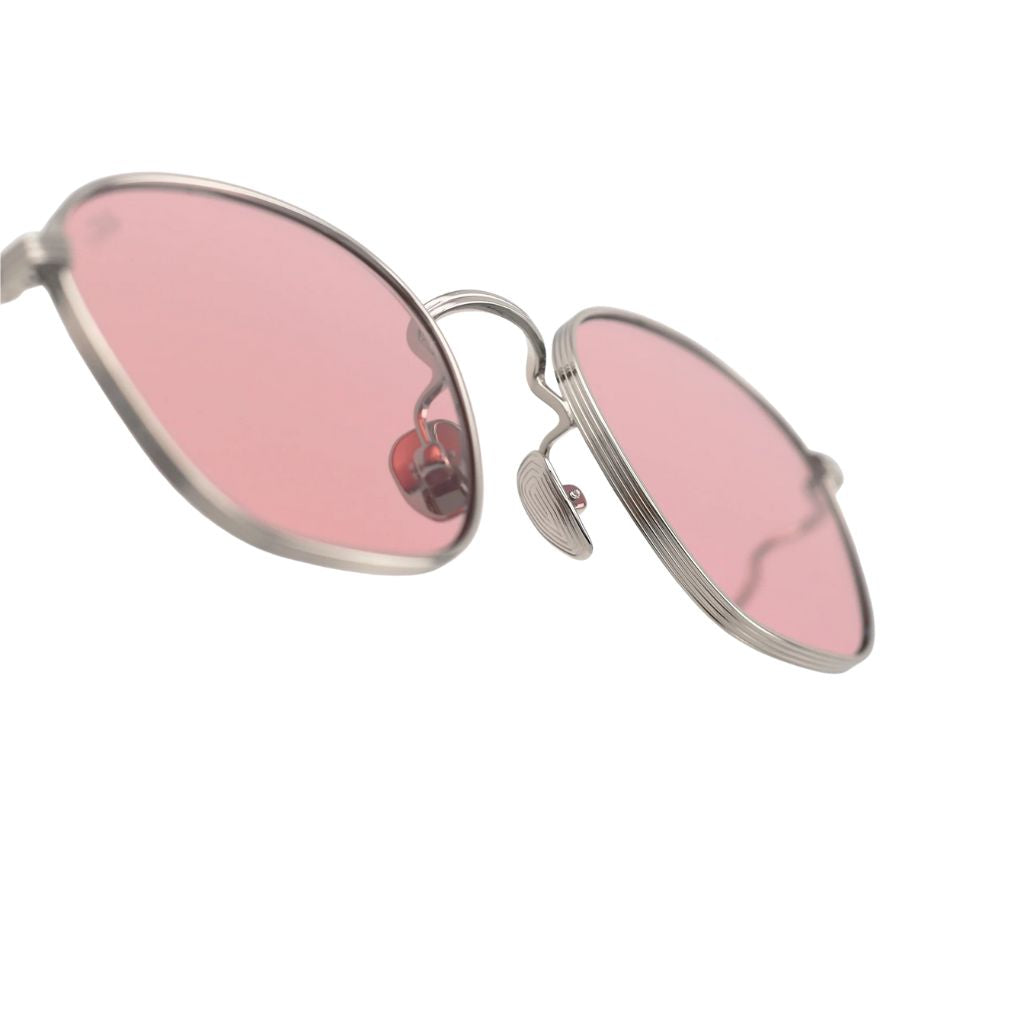 Nahaufnahme der AKILA Osiris Silver / Rose bei Optik Bartholomä in München – feine Gravur am Bügel, roségetönte Gläser und hochwertige Scharniere im Fokus.