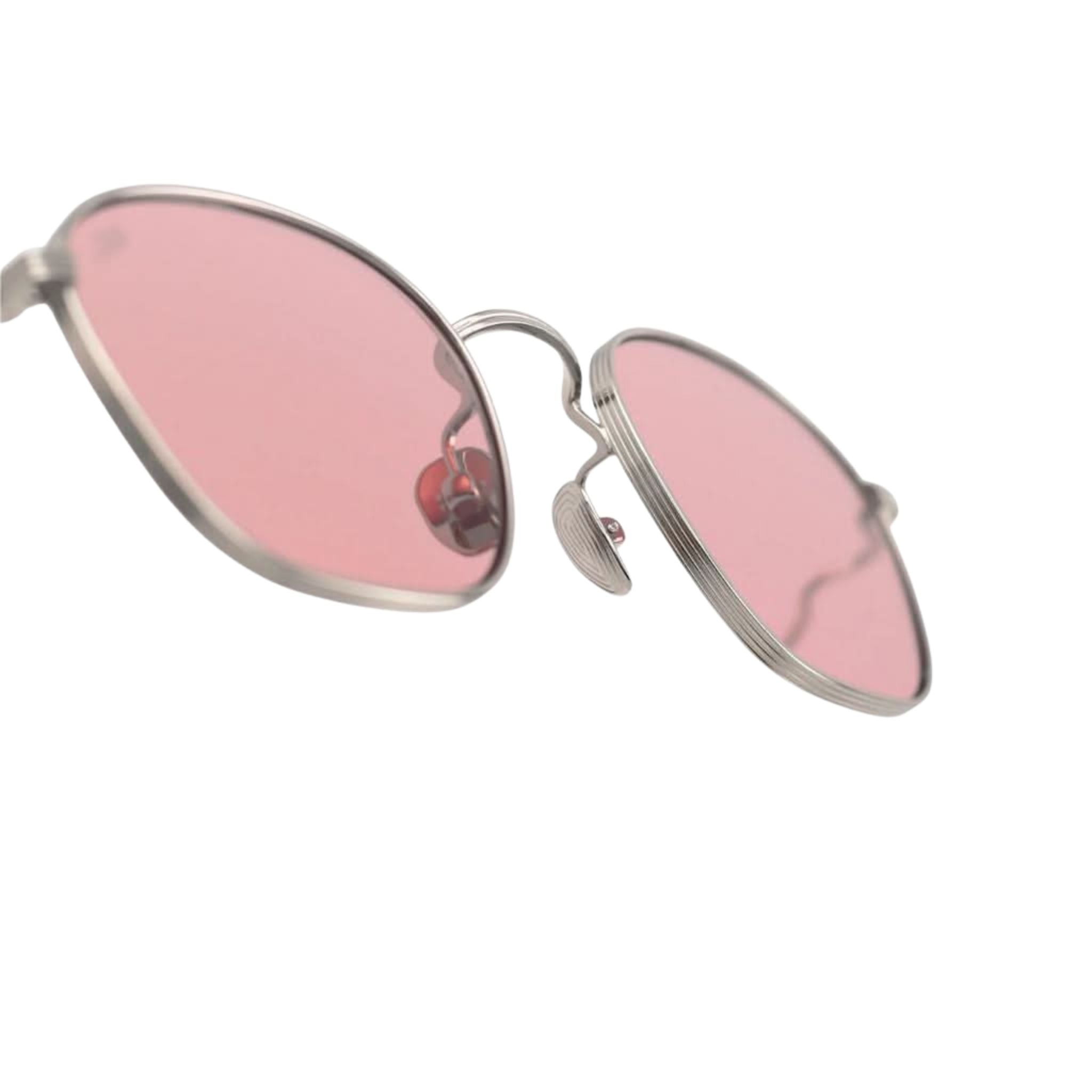 Nahaufnahme der AKILA Osiris Silver / Rose bei Optik Bartholomä in München – feine Gravur am Bügel, roségetönte Gläser und hochwertige Scharniere im Fokus.