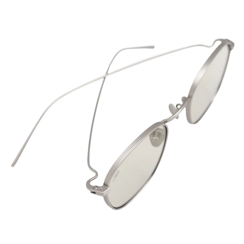 Detailansicht der AKILA Osiris Sonnenbrille in Matte Silver / Beige bei Optik Bartholomä München – hochwertige Verarbeitung und klare Ästhetik.