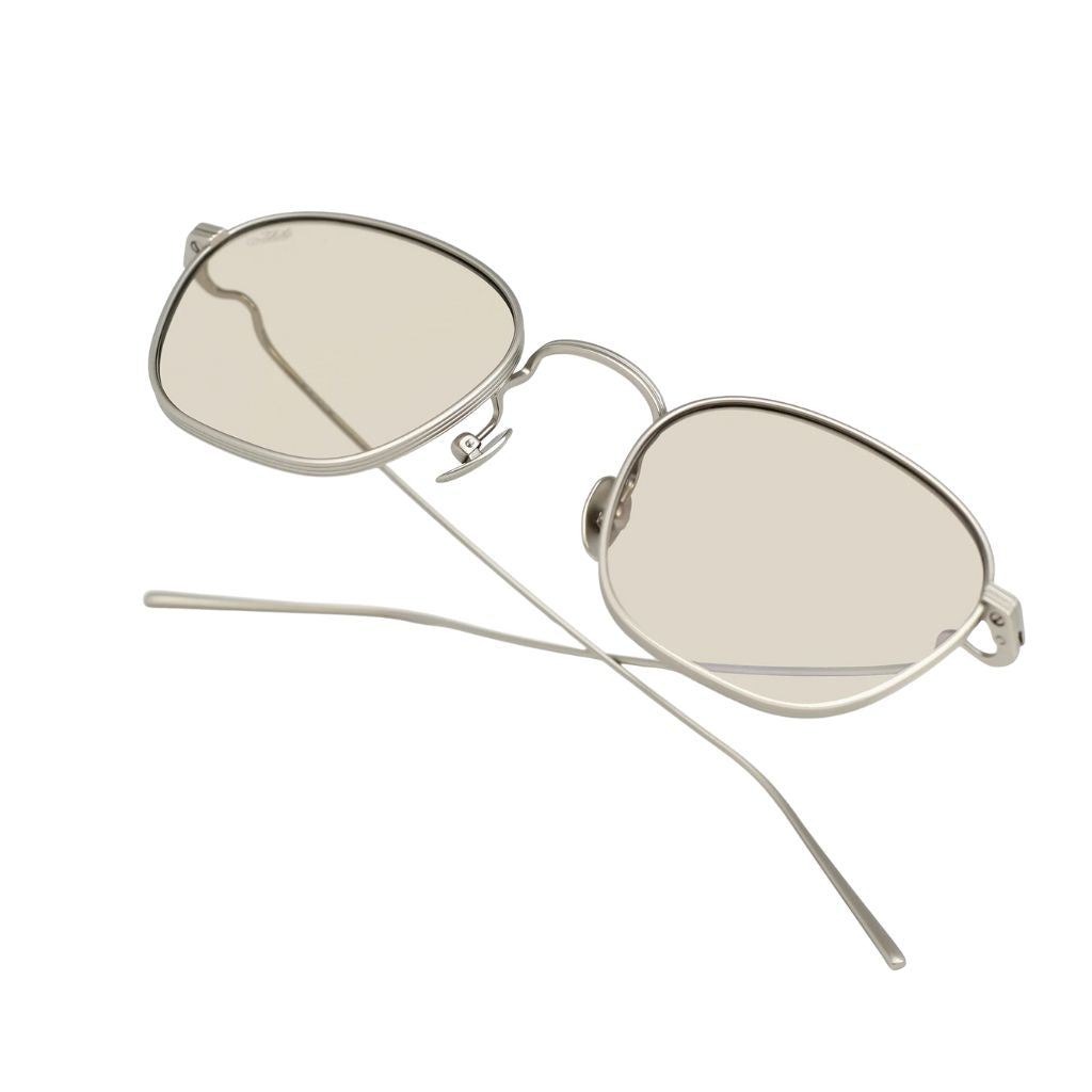 Detailansicht der AKILA Osiris Sonnenbrille in Matte Silver / Beige bei Optik Bartholomä München – aus matten Titan und beige Gläser