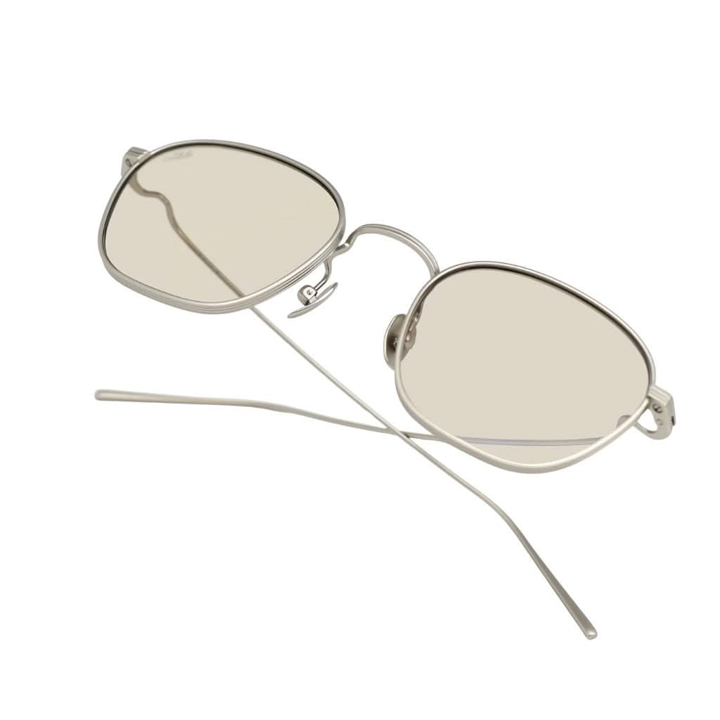 Detailansicht der AKILA Osiris Sonnenbrille in Matte Silver / Beige bei Optik Bartholomä München – aus matten Titan und beige Gläser