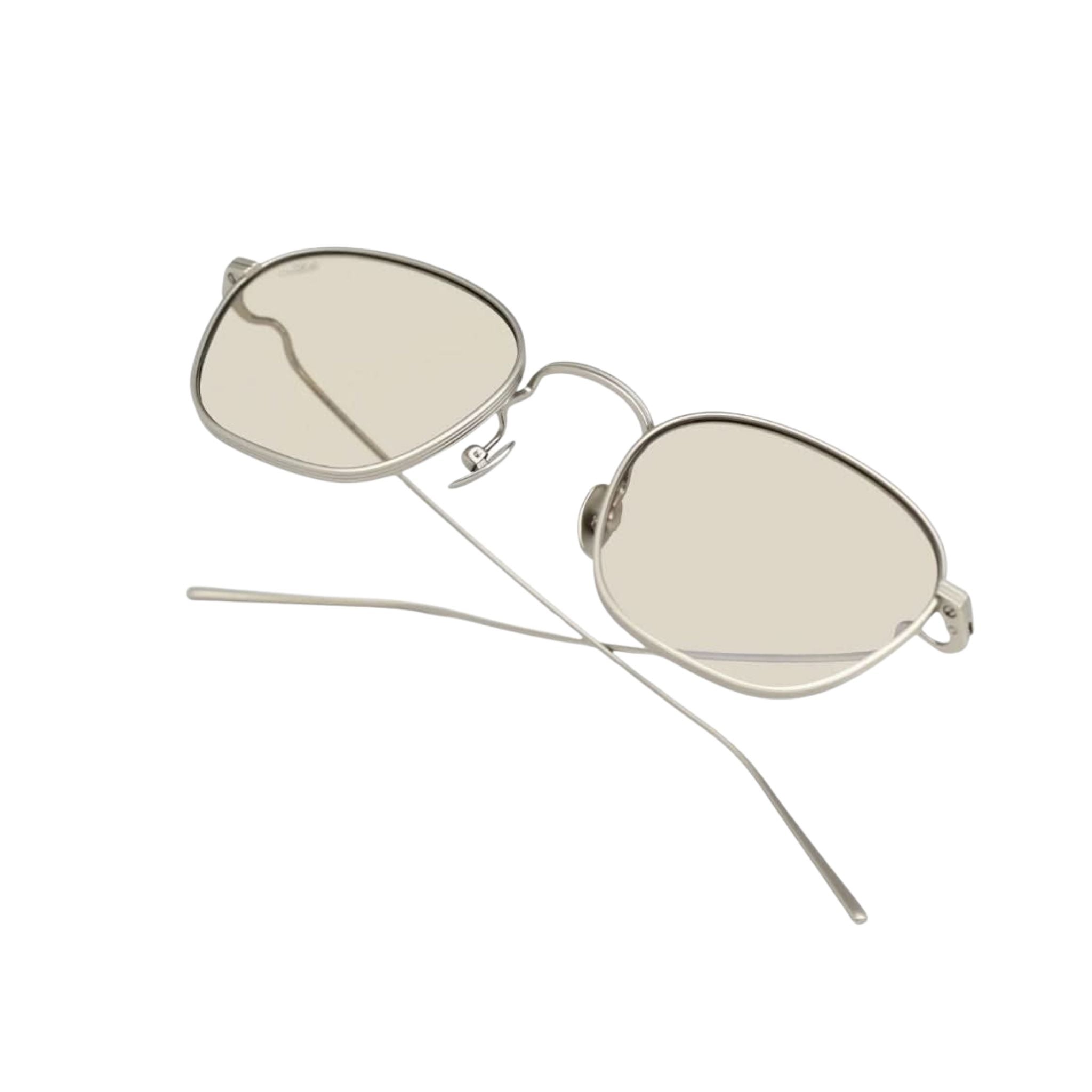 Detailansicht der AKILA Osiris Sonnenbrille in Matte Silver / Beige bei Optik Bartholomä München – aus matten Titan und beige Gläser