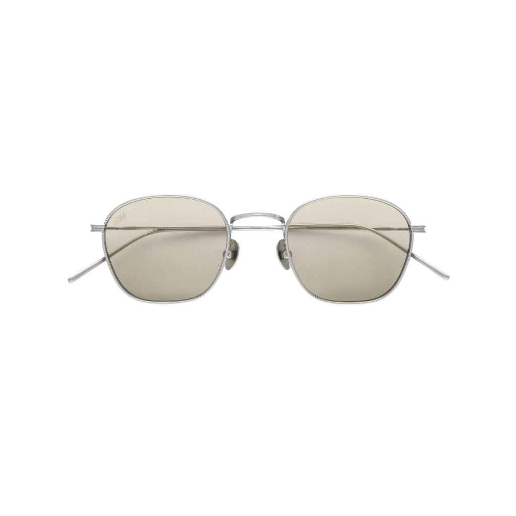 Frontansicht der AKILA Osiris Sonnenbrille in Matte Silver / Beige bei Opitk Bartholomä München – rechteckige Fassung mit beige getönten Gläsern.