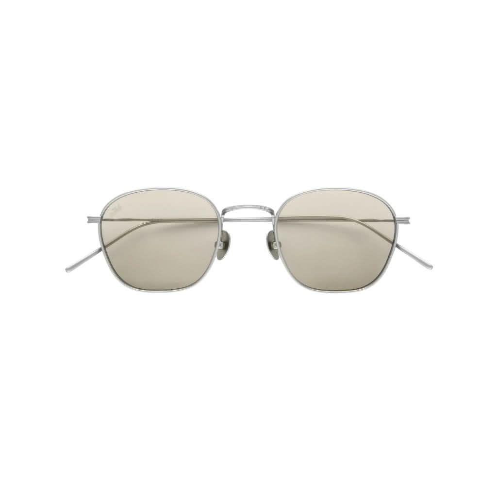 Frontansicht der AKILA Osiris Sonnenbrille in Matte Silver / Beige bei Opitk Bartholomä München – rechteckige Fassung mit beige getönten Gläsern.