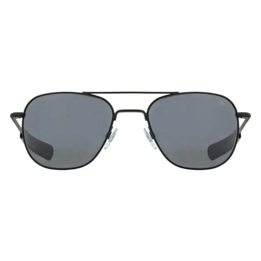 Die American Optical Sonnenbrille AO USA in schwarz, ist eine legendäre Sonnenbrille mit robustem Metallrahmen, erhältlich bei Brillen Schneider, Ihrem Augenoptiker in München.