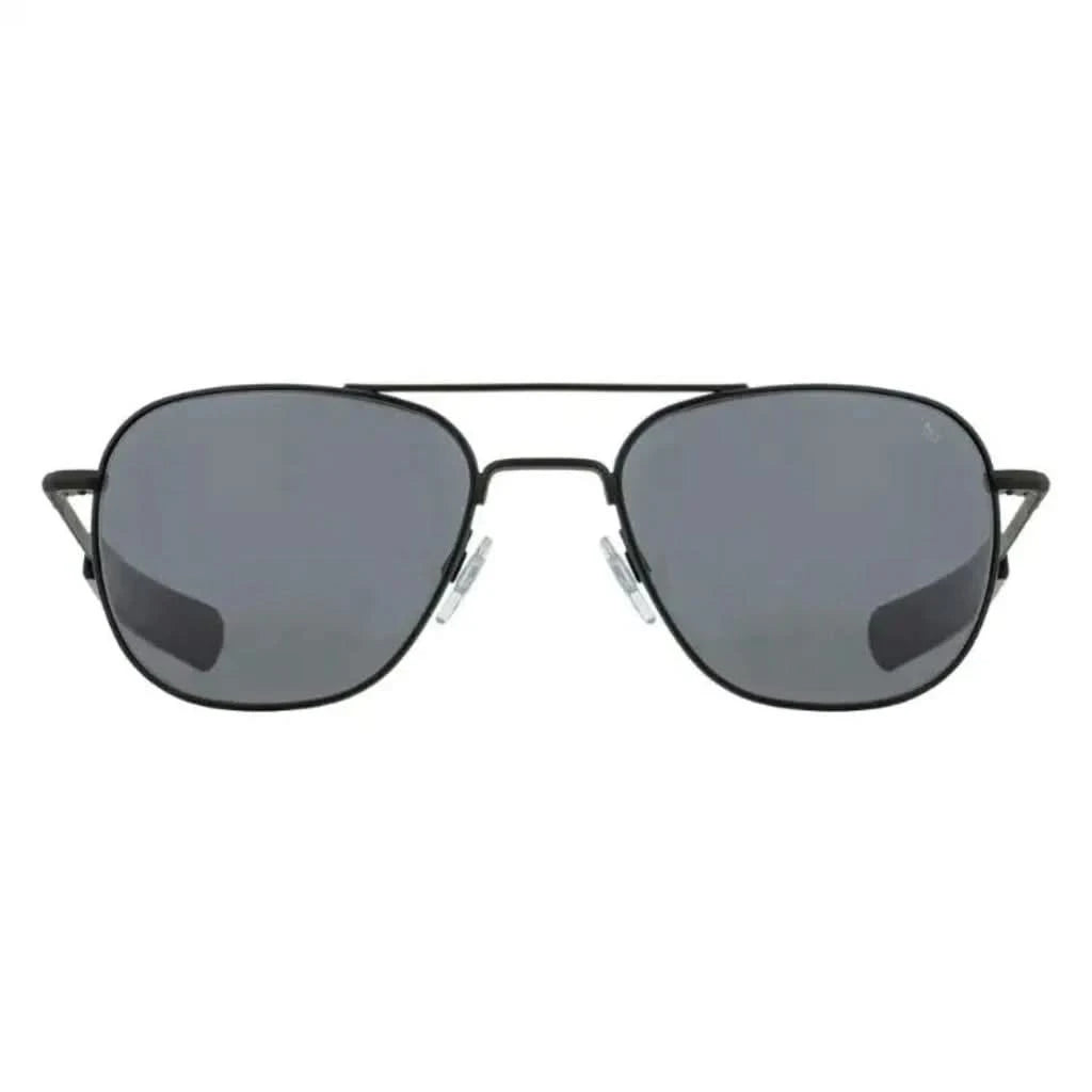 Die American Optical Sonnenbrille AO USA in schwarz, ist eine legendäre Sonnenbrille mit robustem Metallrahmen, erhältlich bei Brillen Schneider, Ihrem Augenoptiker in München.