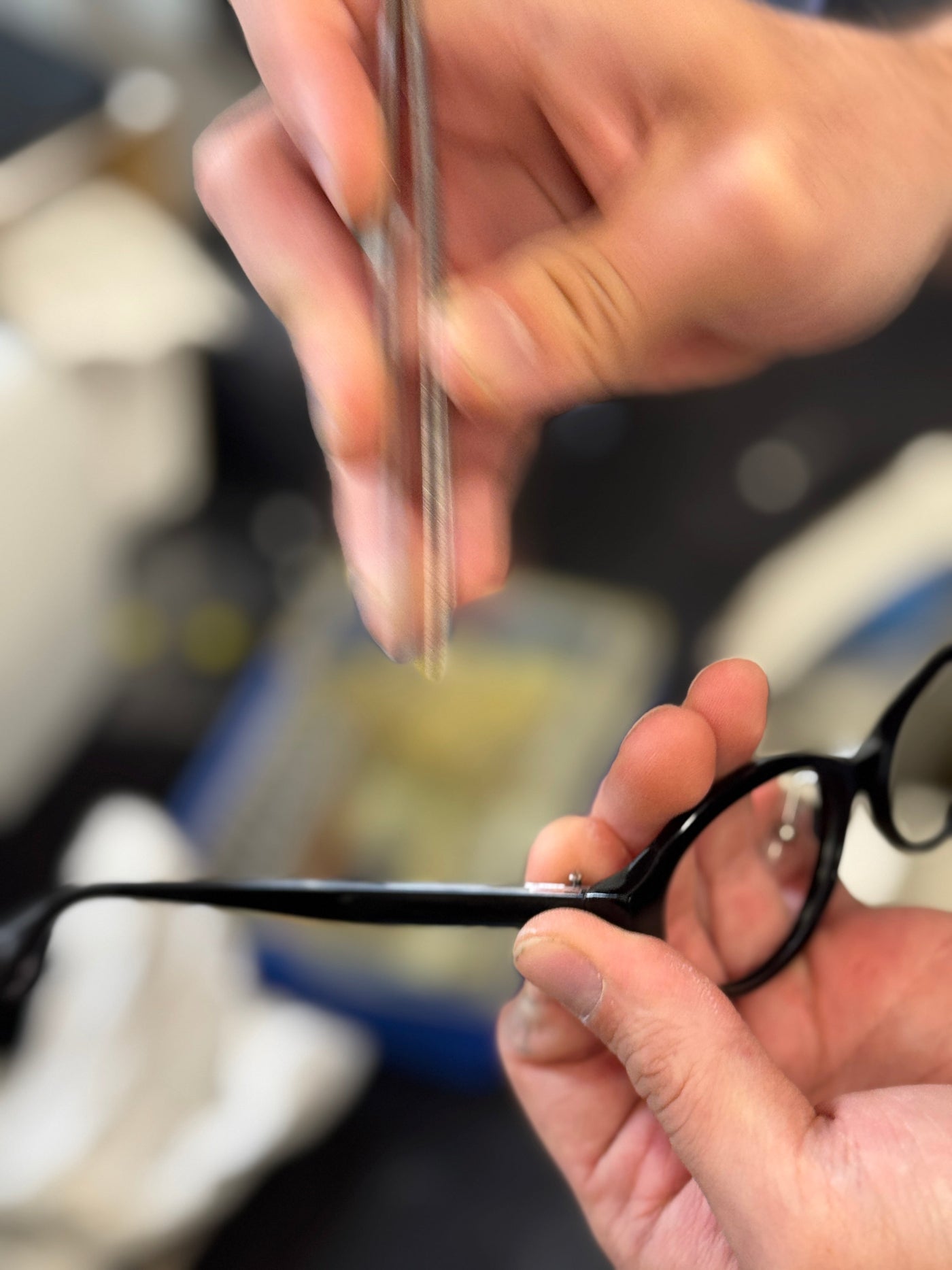 Fachgerechte Brillenreparatur in der Werkstatt – Speziallösungen für individuelle Brillen bei Brillen Schneider München