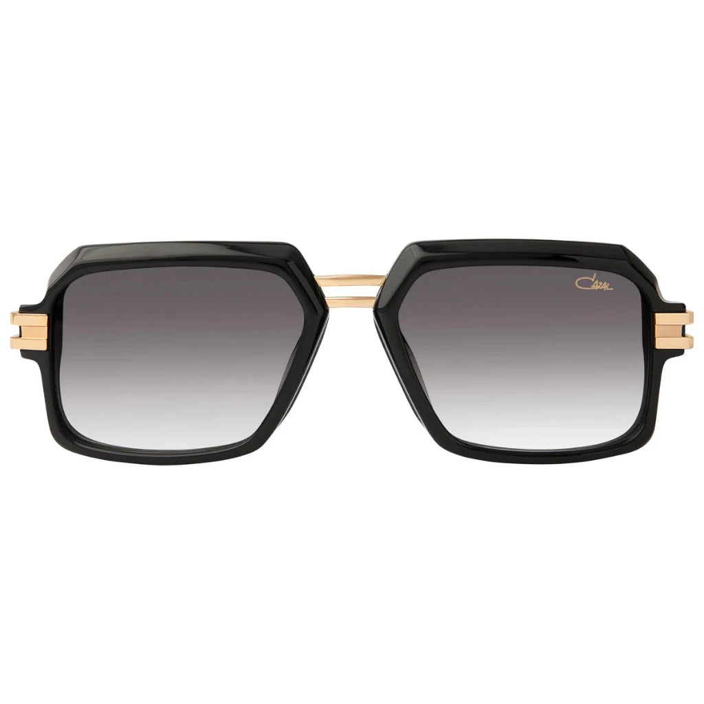 Markante Sonennbrille von Cazal Eyewear  Modell 6004/ 3 mit markantem, schwarzem Rahmen und goldenen Akzenten, erhältlich bei Brillen Schneider, Ihrem Optik- und Augenoptiker in München.