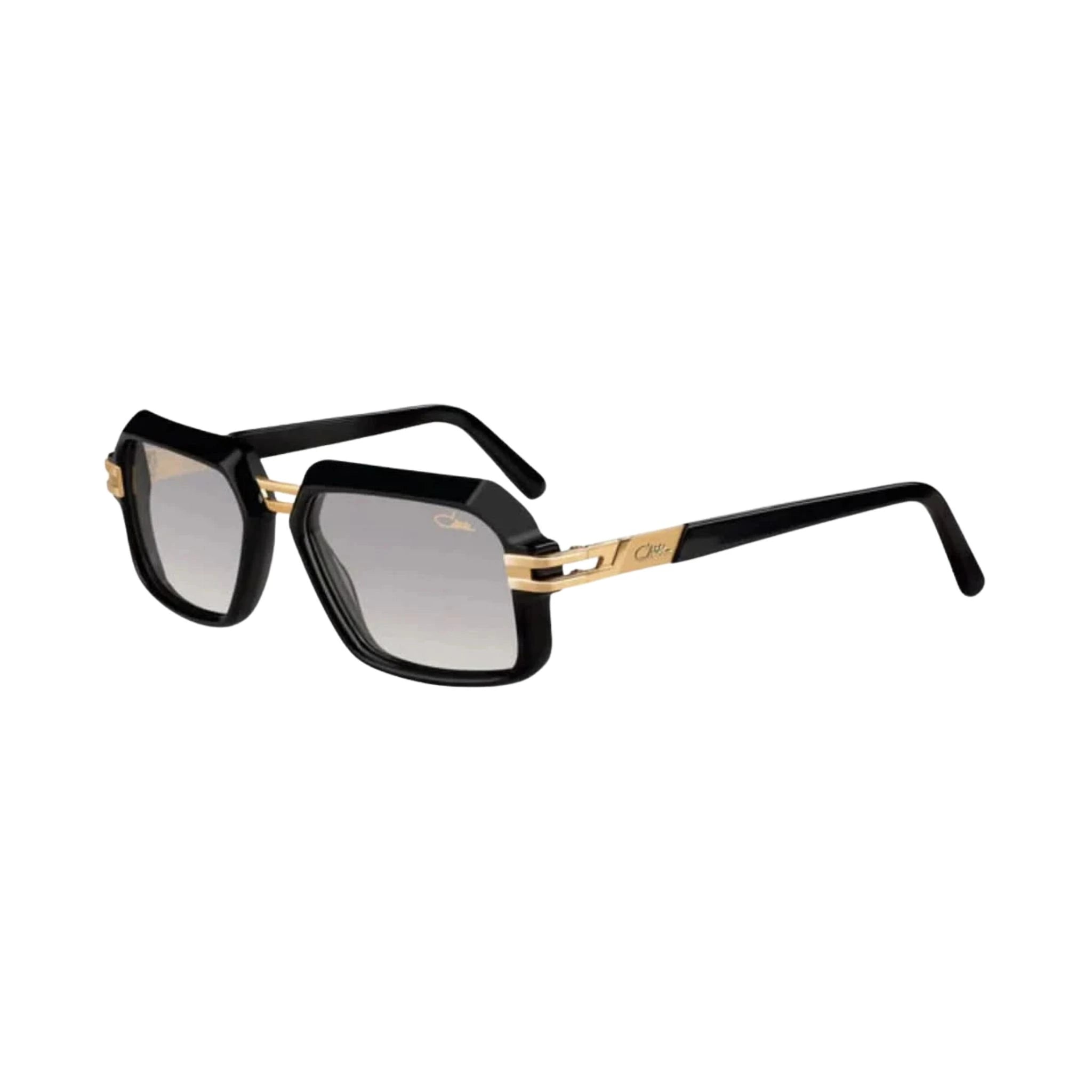 Detailaufnahme der Cazal Eyewear Brille Modell 6004/3, die einen edlen, kontrastreichen Look mit einem glänzenden schwarzen Rahmen und goldenen Scharnieren zeigt. Jetzt bei Brillen Schneider, Ihrem Optik- und Augenoptiker in München