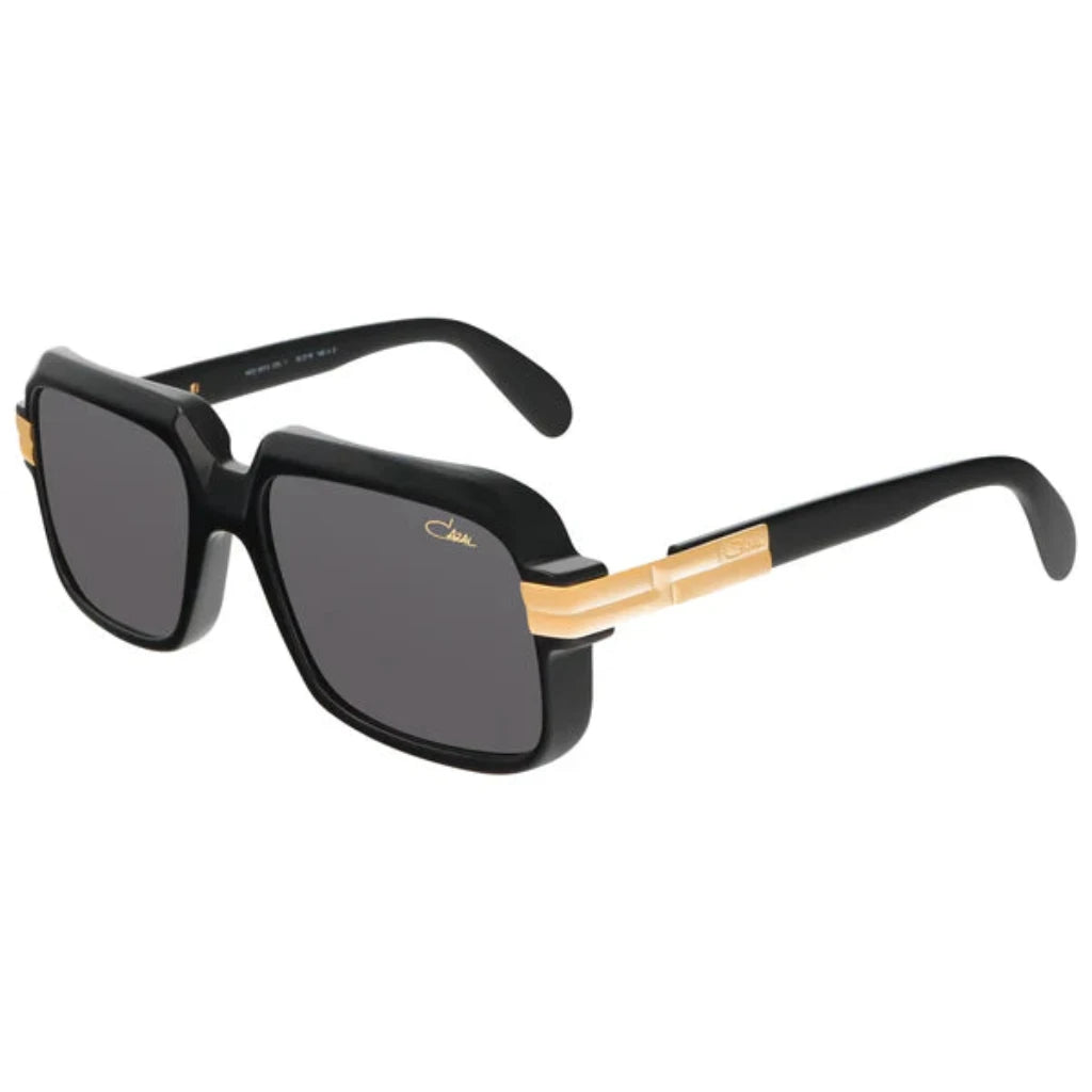 Detailaufnahme der Cazal Eyewear Sonnenbrille Modell 607/3, die elegante Kurven und einen modernen Look kombiniert. Jetzt bei Brillen Schneider, Ihrem Optik- und Augenoptiker in München, erhältlich.