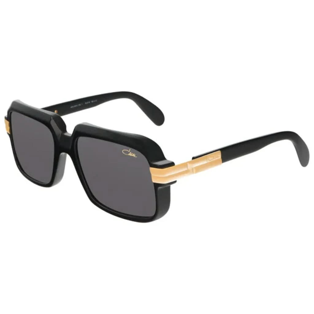 Detailaufnahme der Cazal Eyewear Sonnenbrille Modell 607/3, die elegante Kurven und einen modernen Look kombiniert. Jetzt bei Brillen Schneider, Ihrem Optik- und Augenoptiker in München, erhältlich.