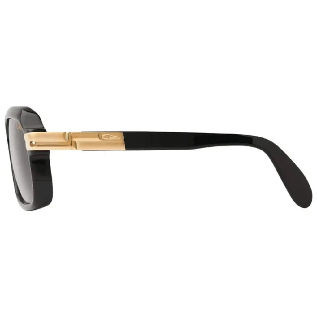 Cazal Eyewear Sonnenbrille Modell 607/3 in schwarz. Diese exklusive Sonnenbrille finden Sie bei Brillen Schneider, Ihrem Optik- und Augenoptiker in München