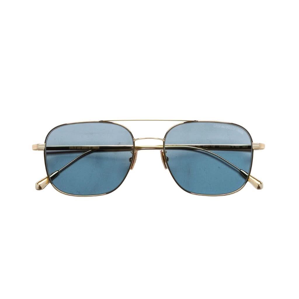 etailansicht der Cutler and Gross Aurum 0003 Sun 03 bei Brillen Schneider München – ZEISS Sunlens in Solid Blue und edle Verarbeitung.