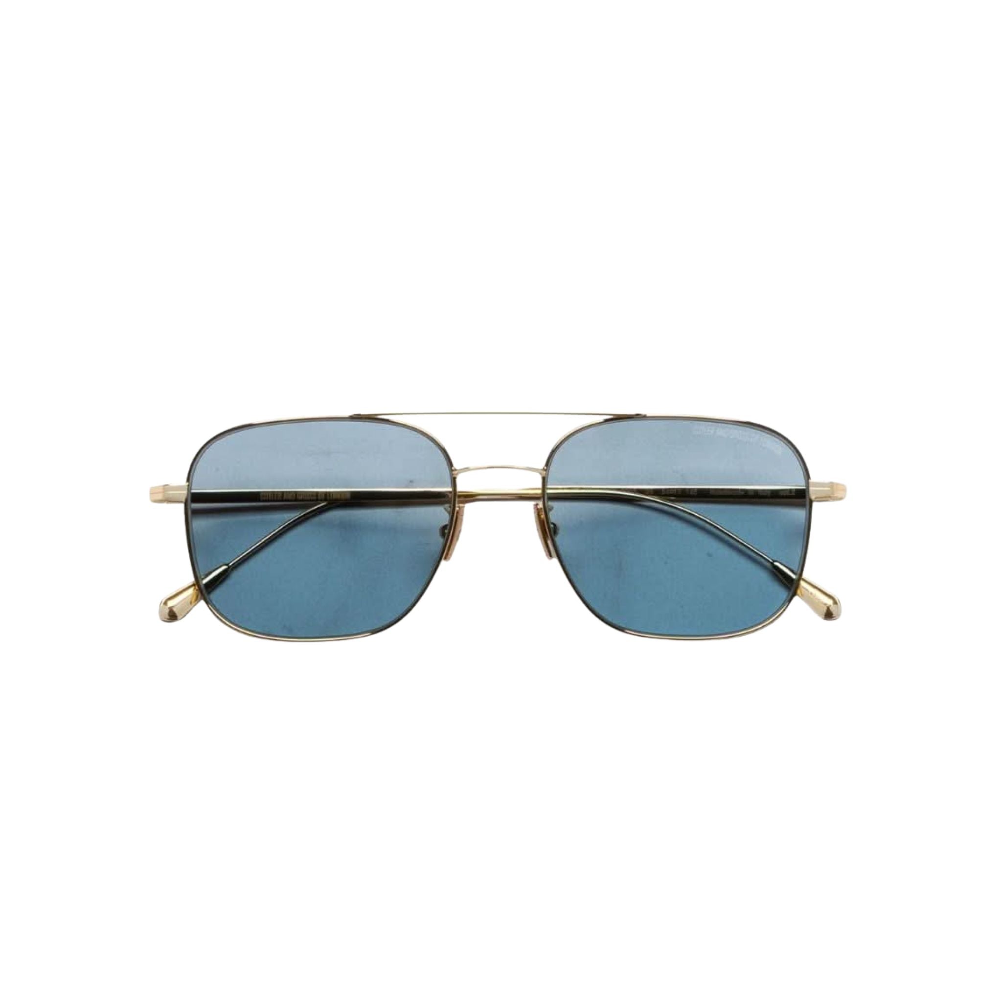 etailansicht der Cutler and Gross Aurum 0003 Sun 03 bei Brillen Schneider München – ZEISS Sunlens in Solid Blue und edle Verarbeitung.
