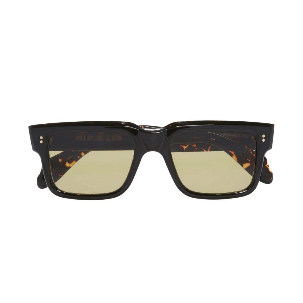 Detailaufnahme der Cutler and Gross Designersonnenbrille 1403 bei Brillen Schneider München – luxuriöse Verarbeitung, Scharnier und Material im Fokus.