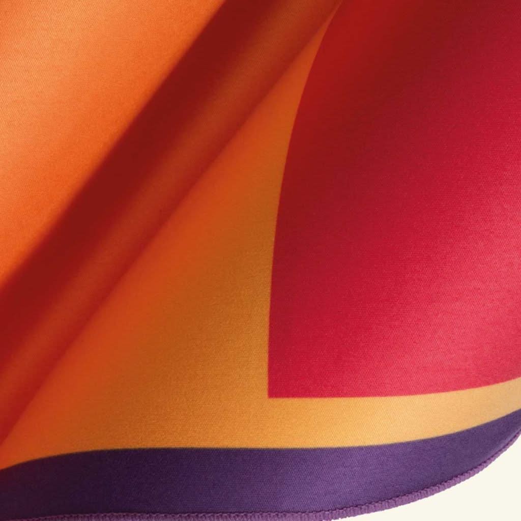 Detailaufnahme Alpagota Carré 1 – feine Struktur des Silk Tech Brillenputztuchs bei Brillen Schneider in München