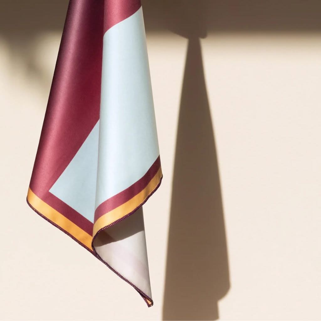 Detailaufnahme Alpagota Carré 3 – hochwertige Silk Tech Oberfläche des Brillenputztuchs bei Brillen Schneider in München