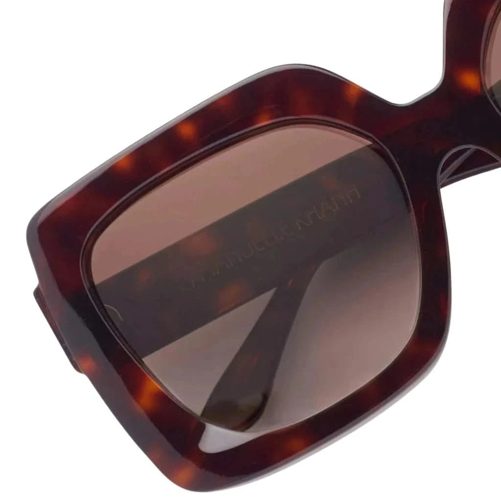 Emmanuelle Khanh Sonnenbrille Modell 5082 in einer stilvollen Präsentation. Diese Designerbrille finden Sie bei Brillen Schneider, Ihrem Optiker in München, für erstklassige Augenoptik