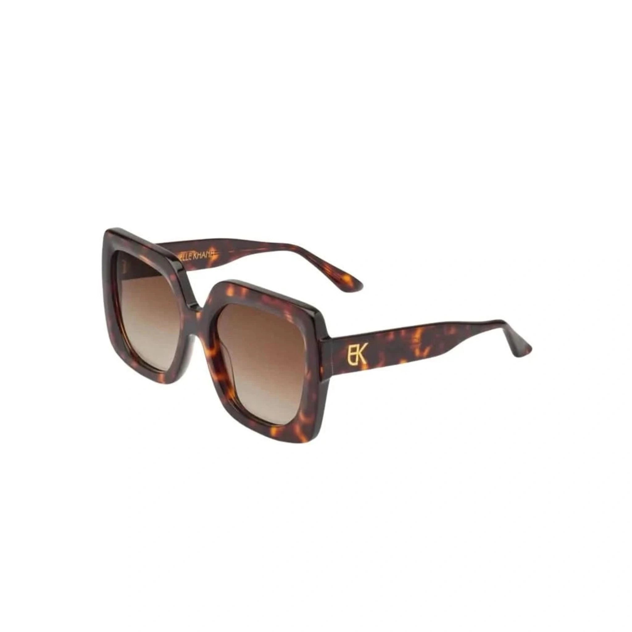 Detailaufnahme der Emmanuelle Khanh Sonnenbrille Modell 5082, die hochwertige Verarbeitung und einzigartigen Stil vereint. Entdecken Sie diese Designerbrille bei Brillen Schneider, Ihrem Experten für Augenoptik in München.