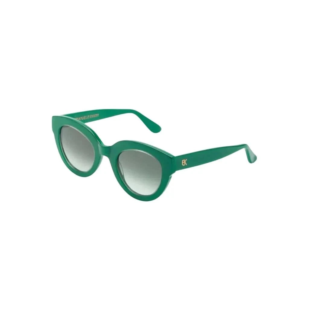 Detailaufnahme der Emmanuelle Khanh Sonnenbrille Modell 6065 in grün, die eine raffinierte Kombination aus Qualität und Mode bietet. Ein perfektes Beispiel für die kreative Designkunst von Emmanuelle Khanh.