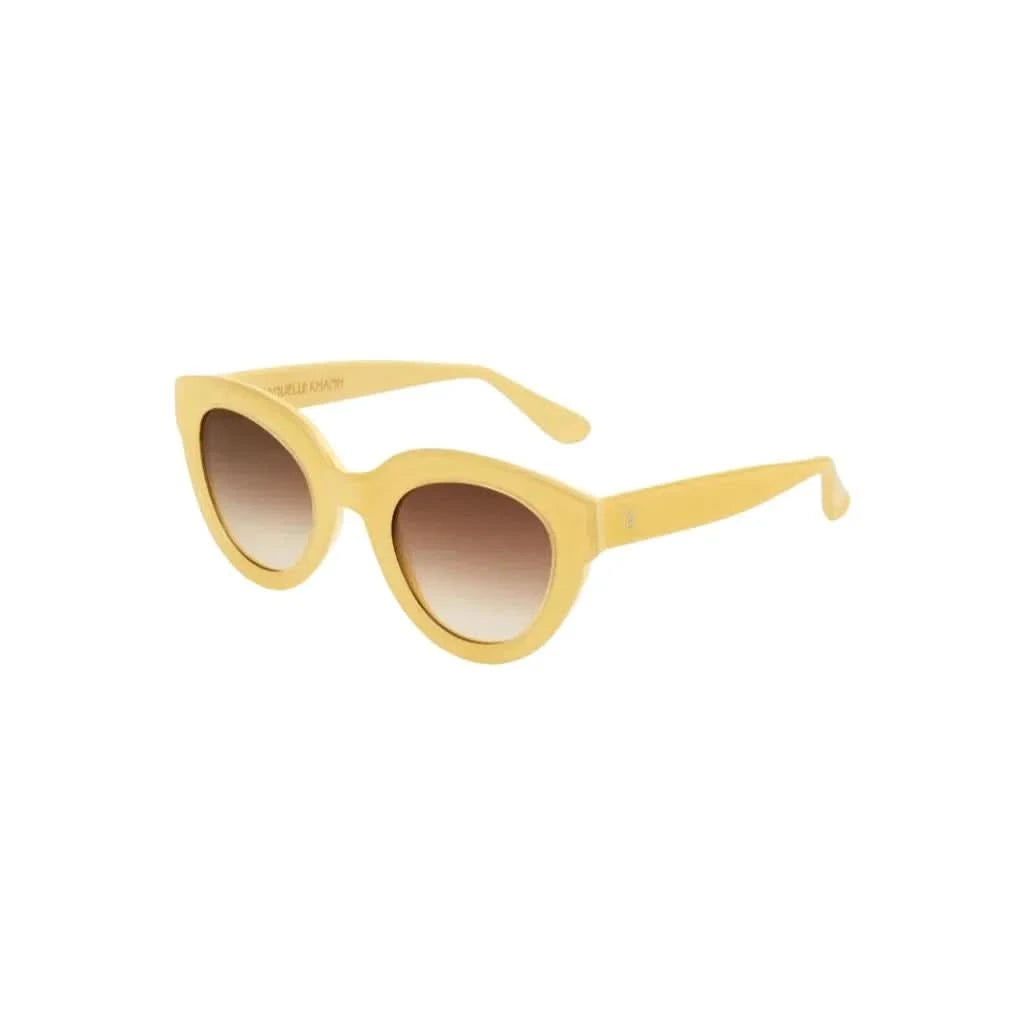 Detailaufnahme der Emmanuelle Khanh Sonnenbrille Modell 6065 in gelb, die eine raffinierte Kombination aus Qualität und Mode bietet. Ein perfektes Beispiel für die kreative Designkunst von Emmanuelle Khanh.