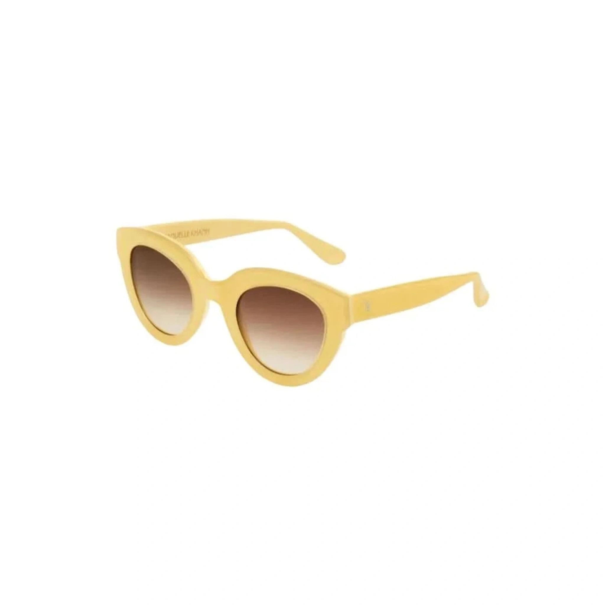 Detailaufnahme der Emmanuelle Khanh Sonnenbrille Modell 6065 in gelb, die eine raffinierte Kombination aus Qualität und Mode bietet. Ein perfektes Beispiel für die kreative Designkunst von Emmanuelle Khanh.