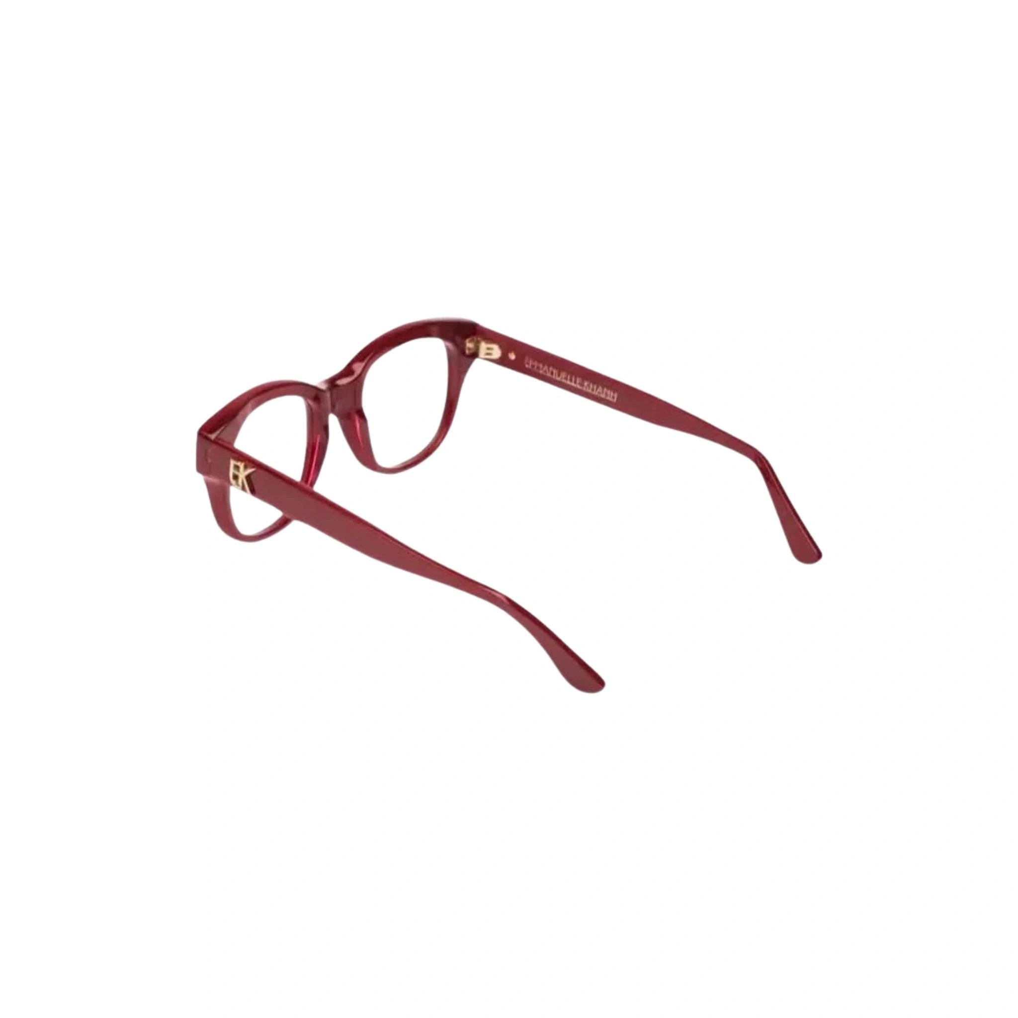 Emmanuelle Khanh Brille Amour X in Rot auf einem eleganten Hintergrund präsentiert. Entdecken Sie diese Designerbrille bei Brillen Schneider, Ihrem Optiker in München, für erstklassige Augenoptik