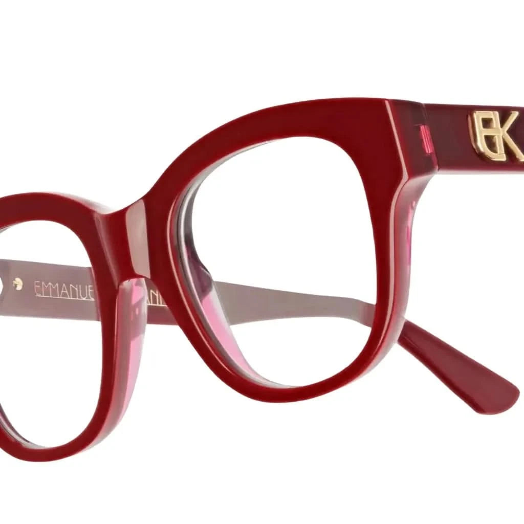 Detailaufnahme der Brille Amour X in Rot von Emmanuelle Khanh. Diese Designerbrille ist ein stilvolles Accessoire, erhältlich bei Brillen Schneider, Ihrem Optiker in München, für exzellente Augenoptik