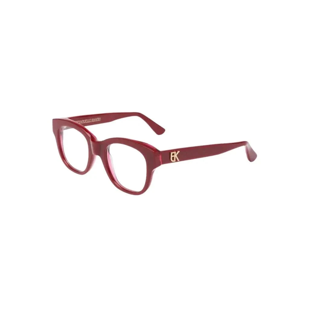 Seitenaufnahme der Brille Amour X in Rot von Emmanuelle Khanh. Diese Designerbrille ist ein modisches Statement für die stilbewusste Frau, erhältlich bei Brillen Schneider, Ihrem Optiker in München, für exzellente Augenoptik.