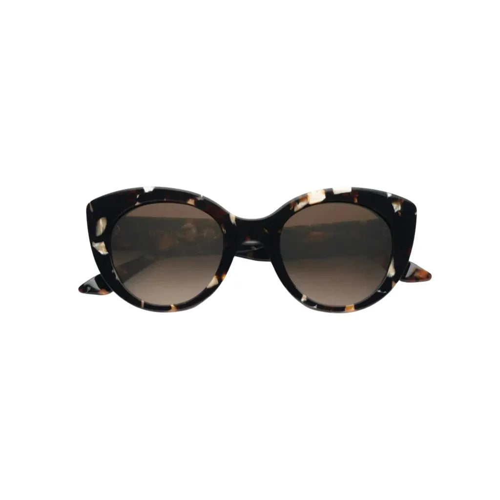 Designer Sonnebrille Portina in schwarz beige marmoriert von Emmuelle Khanh ist ein modischer Klassiker für Frauen - jetzt bei Brillen Schneider erhältlich Ihrem Optiker in München