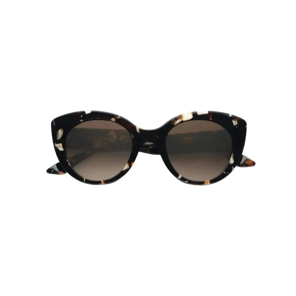 Designer Sonnebrille Portina in schwarz beige marmoriert von Emmuelle Khanh ist ein modischer Klassiker für Frauen - jetzt bei Brillen Schneider erhältlich Ihrem Optiker in München