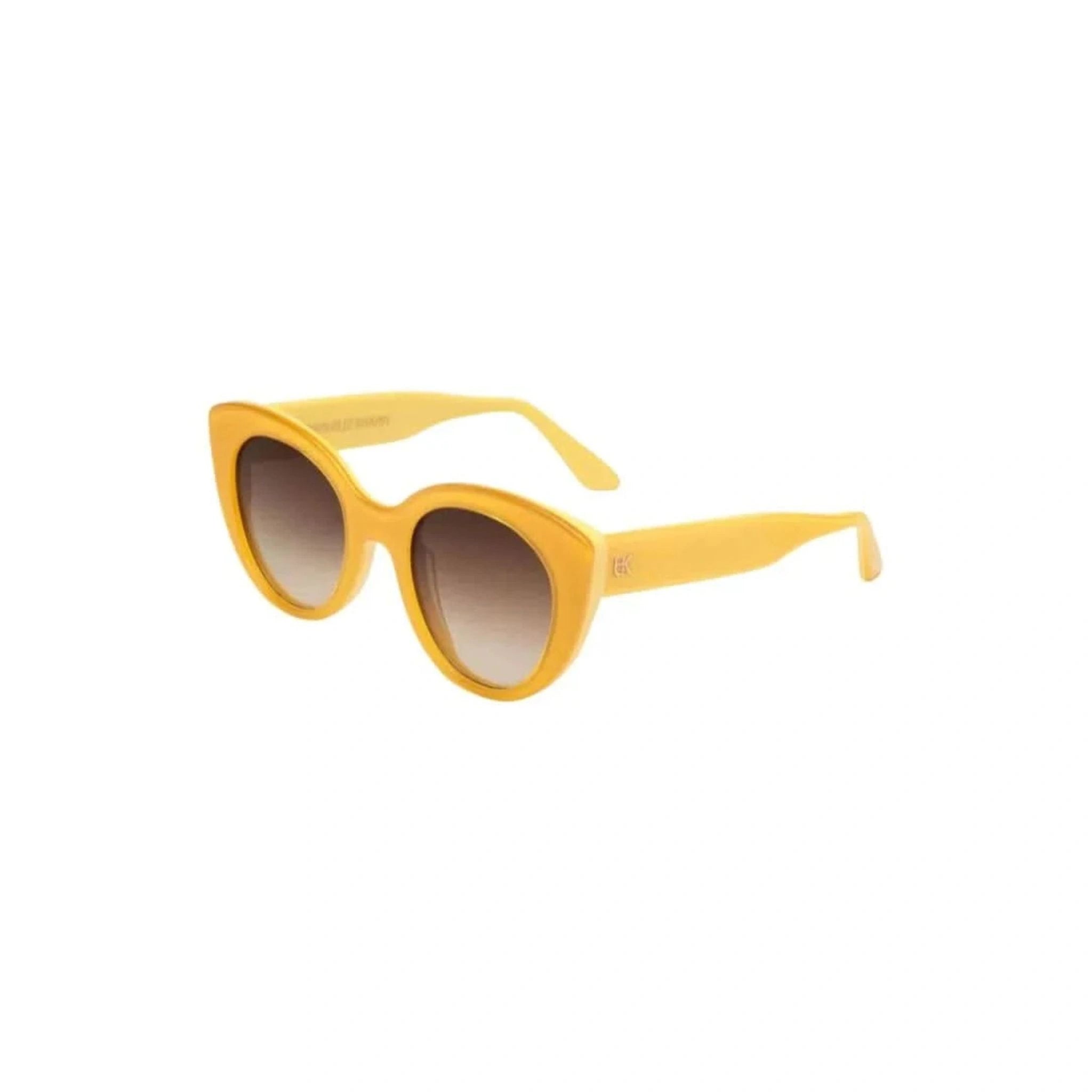 Detailaufnahme der Emmanuelle Khanh Sonnenbrille Portina in gelb, die eine raffinierte Kombination aus Qualität und Mode bietet. Ein perfektes Beispiel für die kreative Designkunst von Emmanuelle Khanh.