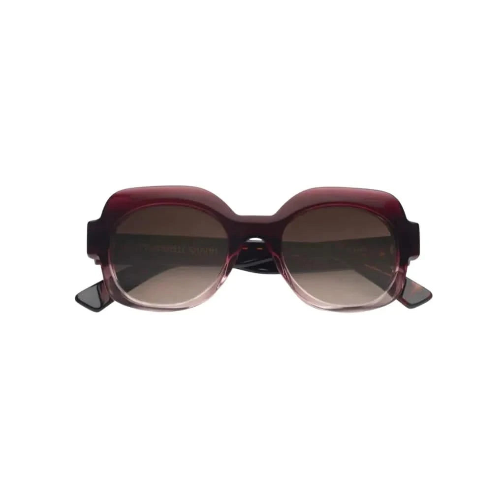 Emmanuelle Khanh Sonnenbrille Satin mit markantem quadratischen Acetat-Rahmen und braunen Verlaufsgläsern, die für optimalen Komfort und Sonnenschutz sorgen. Jetzt bei Brillen Schneider erhältlich