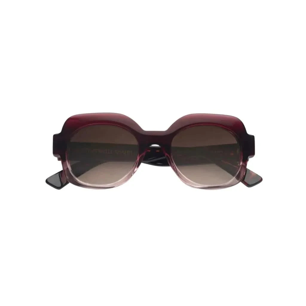 Emmanuelle Khanh Sonnenbrille Satin mit markantem quadratischen Acetat-Rahmen und braunen Verlaufsgläsern, die für optimalen Komfort und Sonnenschutz sorgen. Jetzt bei Brillen Schneider erhältlich
