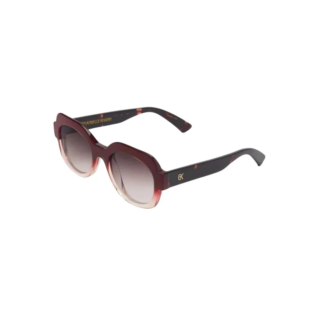 Detailaufnahme der Emmanuelle Khanh Sonnenbrille Satin in Rosatönen, die mit ihrem goldenen Monogramm am Bügel und dem eleganten Design eine luxuriöse Note erhält - jetzt bei Brillen Schneider anprobieren - Ihr Augenoptiker in München