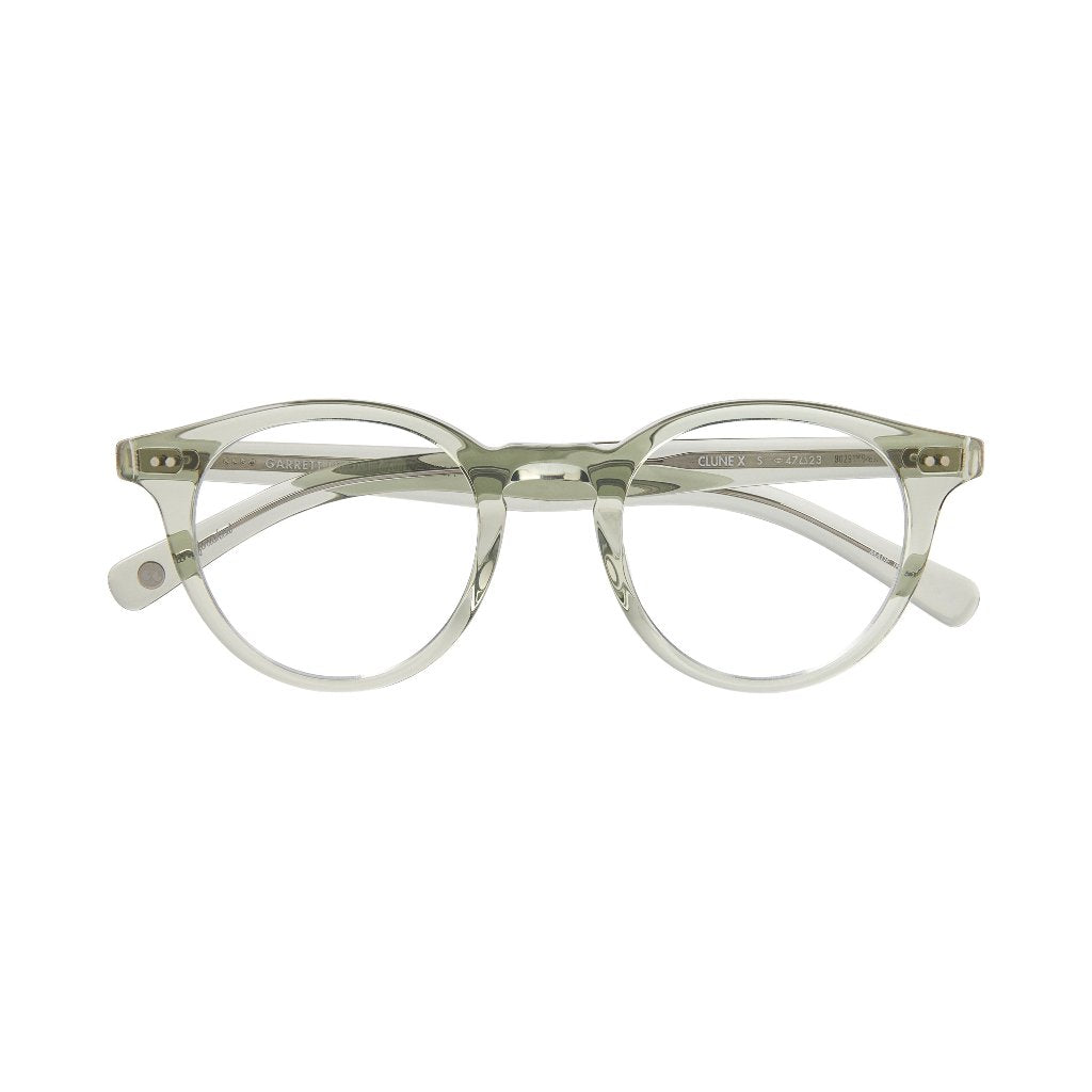 Garrett Leight Brille, Modell Clune X in der Farbe Sage, erhältlich bei Optik Bartholomä in München. Schlichte, stilvolle Optik mit einem sanften Grünton, der dem klassischen Design eine frische Note verleiht."