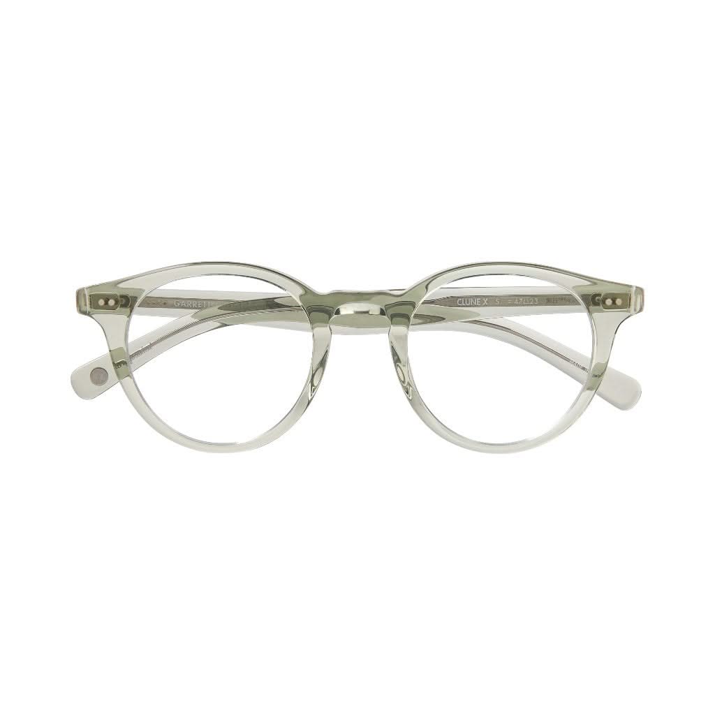 Garrett Leight Brille, Modell Clune X in der Farbe Sage, erhältlich bei Optik Bartholomä in München. Schlichte, stilvolle Optik mit einem sanften Grünton, der dem klassischen Design eine frische Note verleiht."